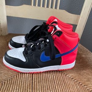 Nike dunks High size 2Y boys. In amazing condition.